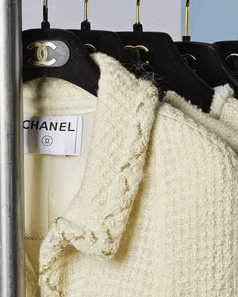 Vente aux enchères Chanel chez Bonhams Cornette de Saint Cyr à Paris, présentant une collection privée de vestes en tweed et accessoires haute couture des ères Karl Lagerfeld et Virginie Viard (1995-2023).