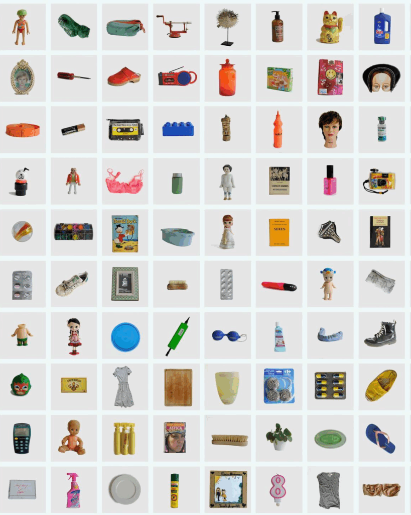 Photographie du projet Katalog par Barbara Iweins montrant un inventaire systématique d'objets personnels, illustrant le concept de collection comme archive affective et mémorielle.