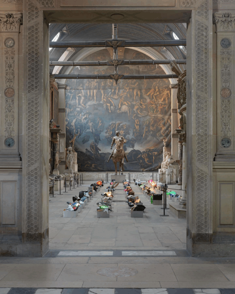 Installation 'Objets Trouvés' de Harry Nuriev utilisant le transformisme et le réemploi d'objets du quotidien pour Art Basel Paris, symbolisant l'esthétique de la seconde vie en 2026.