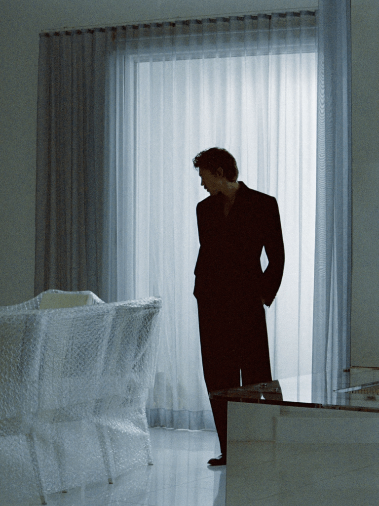 Esthétique Réalisme Documentaire et Intimité Froide, silhouette minimaliste Saint Laurent.