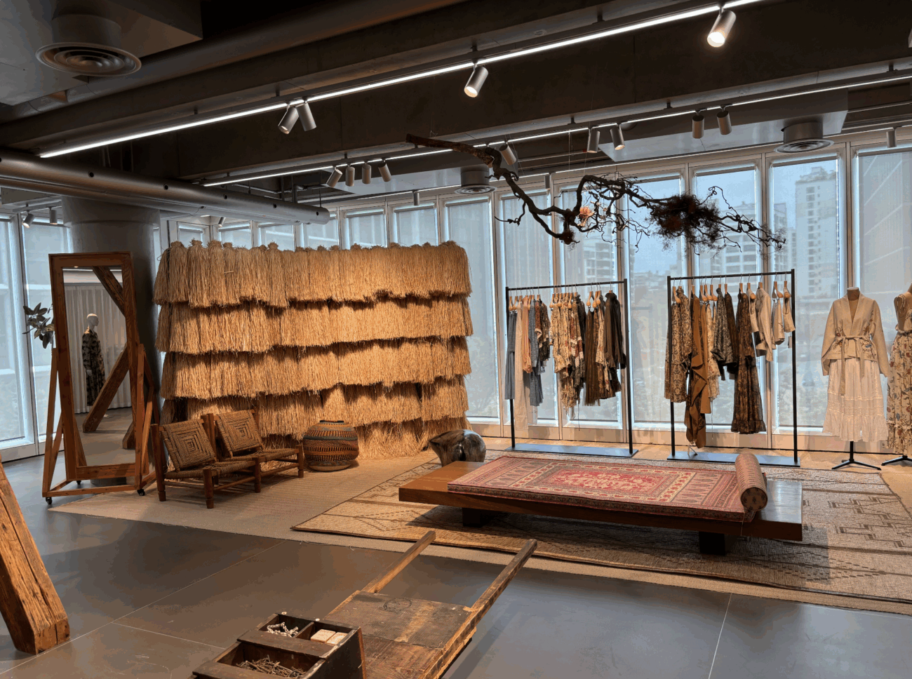 Aménagement intérieur du concept store B1OCK à Hangzhou conçu par Theaster Gates, associant bois massif laissé au naturel, mobilier d'atelier réemployé et installations d'art contemporain.