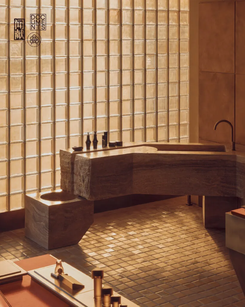 Intérieur épuré du flagship de haute parfumerie DOCUMENTS près du temple Longhua à Shanghai, mettant en scène des matériaux minéraux, du bois brut et une atmosphère contemplative du nouveau retail chinois.