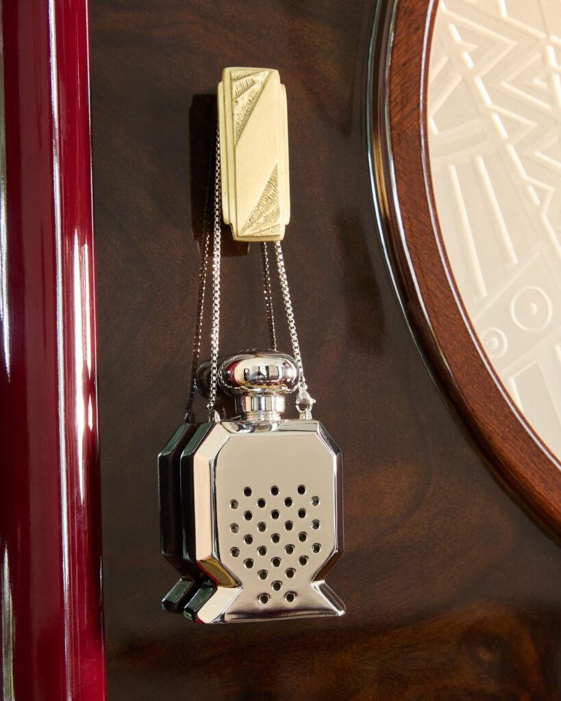 Flacon de parfum en metal par Officine Universelle Buly 1803 incarnation du luxe tactile.