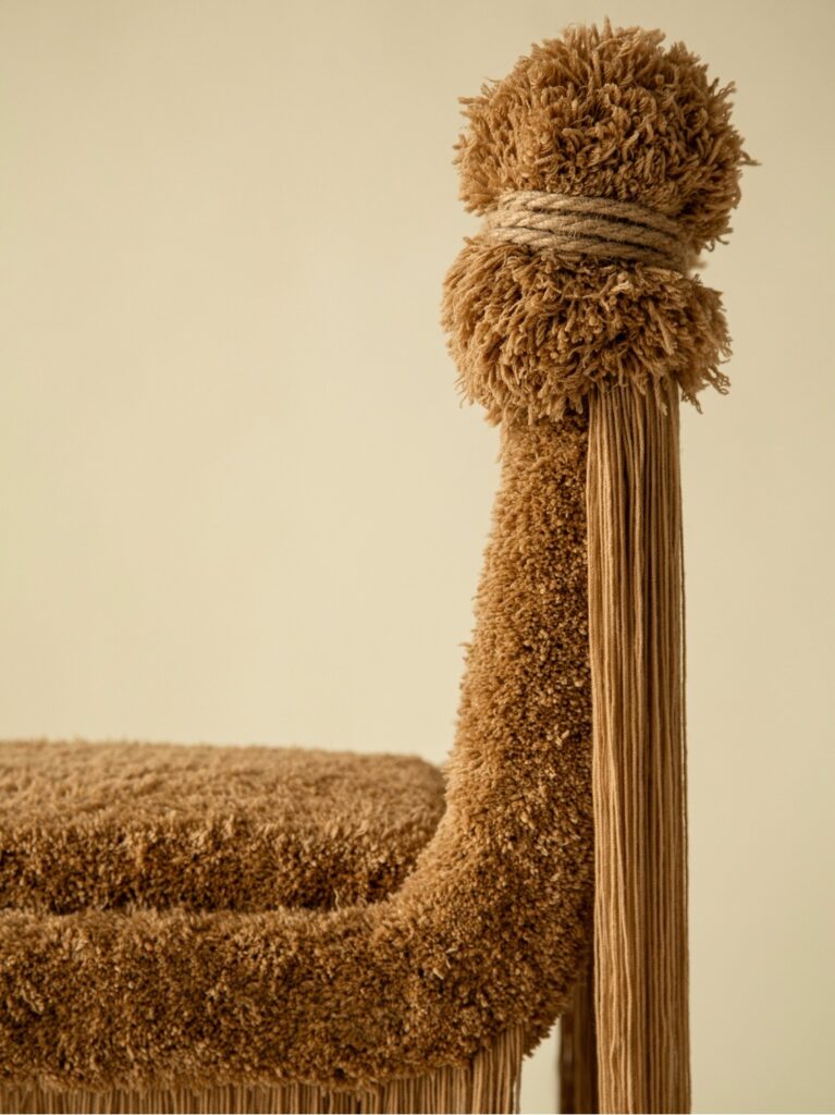 Assise sculpturale tressée en fils de laine et cordes par Vitola Studio incarnant le design réparateur et l'esthétique de la suture.