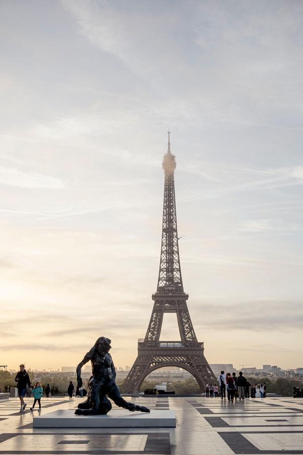 ALT : Sculpture monumentale en bronze de Tracey Emin.