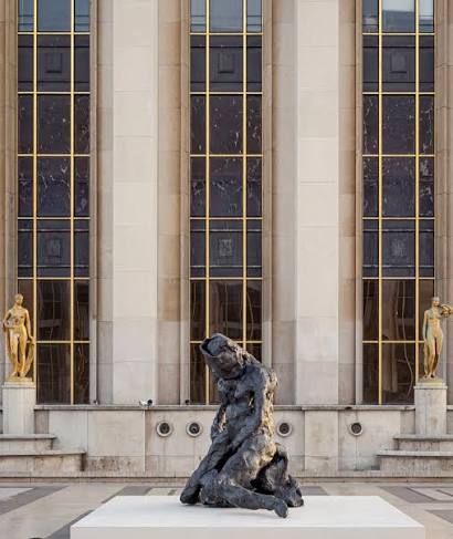 ALT : Sculpture monumentale en bronze de Tracey Emin.