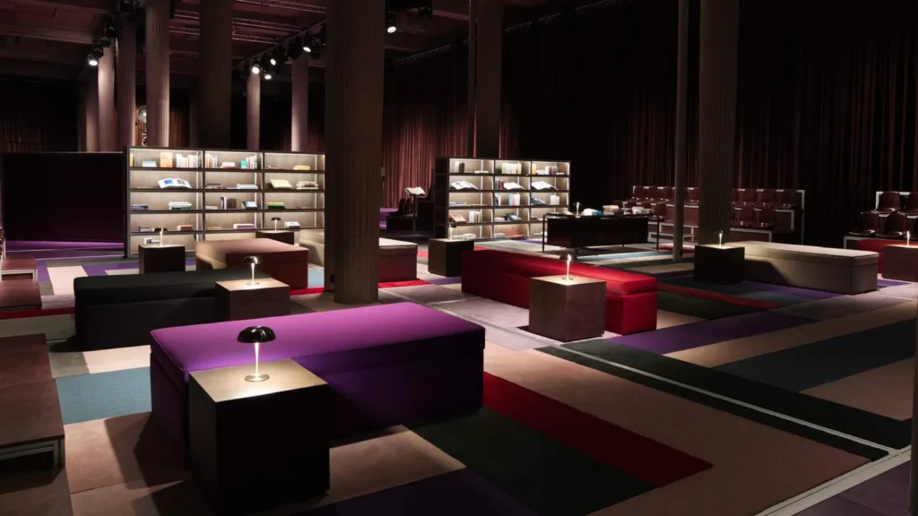 ALT : Vue de l'exposition Geste de Consolation d'Alice Diop au Palais d'Iéna avec l'aménagement 'Chambre à soi' en bibliothèque.