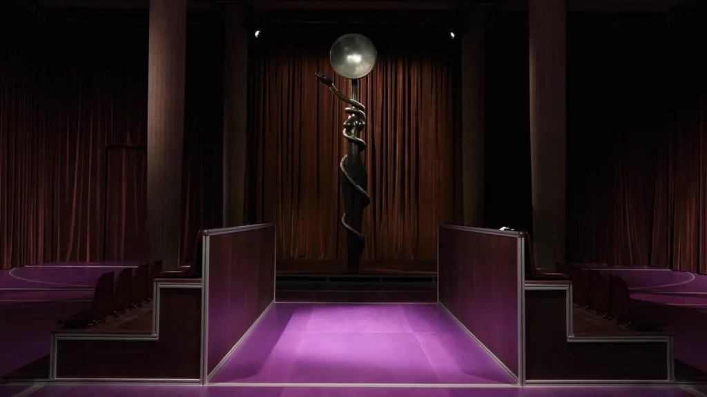 ALT : Vue de l'exposition Geste de Consolation d'Alice Diop au Palais d'Iéna avec la sculpture Sentinel de Simone Leigh.