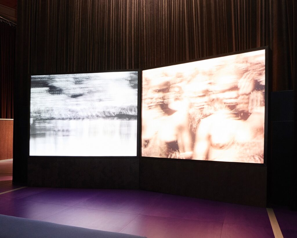 ALT : Vue de l'exposition Geste de Consolation d'Alice Diop au Palais d'Iéna avec son l'installation vidéo.